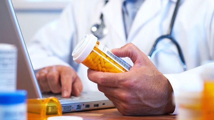 Il medico prescrive un medicinale per la prostatite